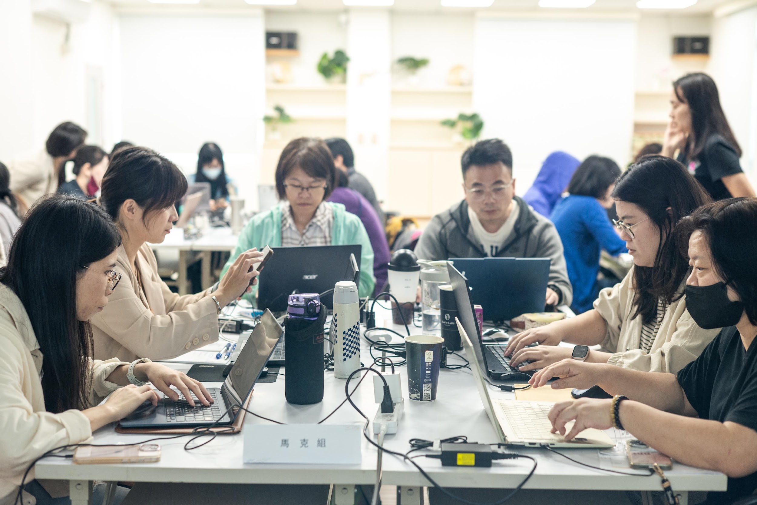 學員分組以筆電討論實作