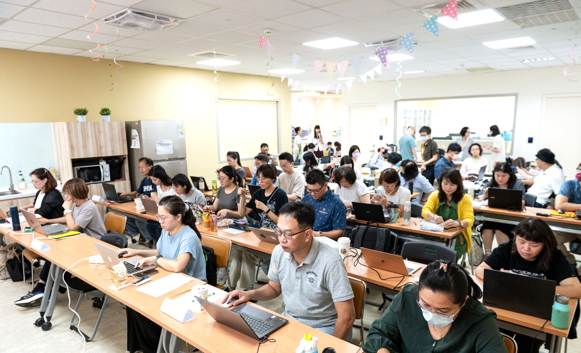 種子培訓課堂，學員以筆電上機實作
